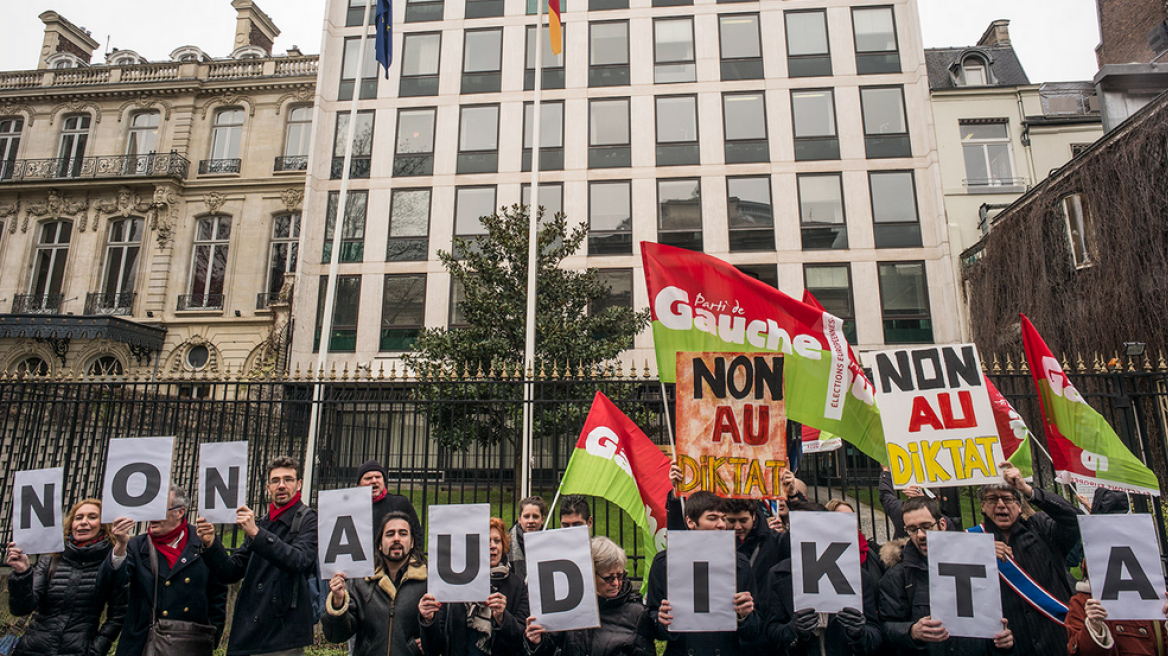 Διαδήλωση υπέρ της Ελλάδας έξω από τη Γερμανική Πρεσβεία στο Παρίσι